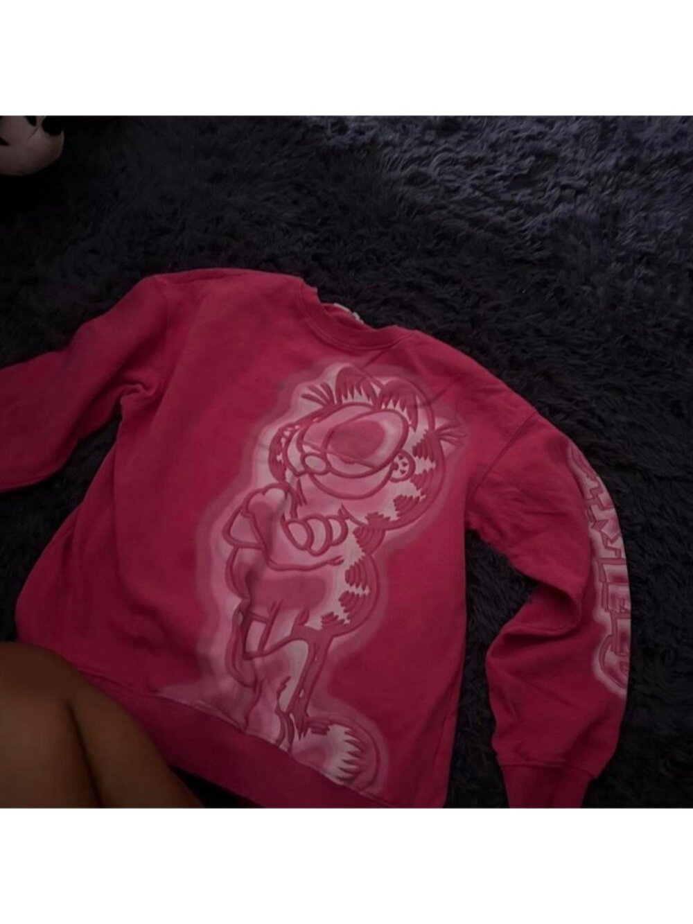 Pink H&M Garfield crewneck sweatshirt with white outline graphic, size M